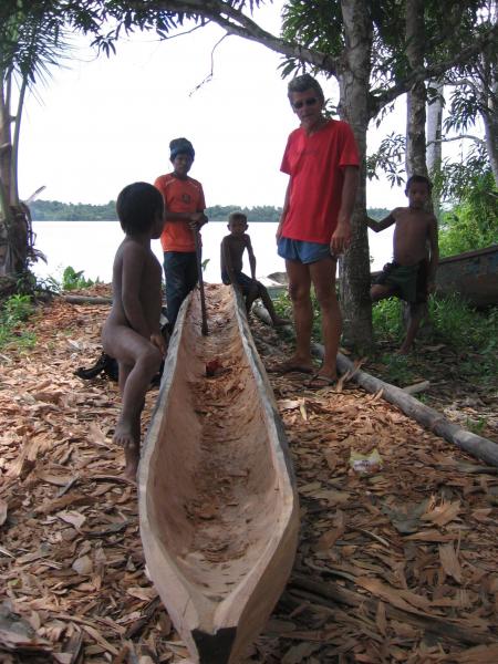 construction d une pirogue dans un tronc