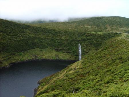 lac avec se cascade